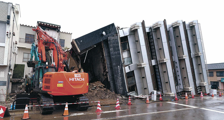 公費解体がスタートした五島屋ビル＝７日午前１０時１５分、輪島市河井町