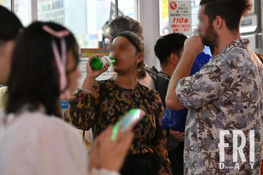 渋谷のコンビニ前で酒を飲んでいる外国人