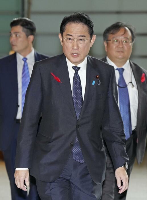 首相官邸に入る岸田首相＝1日午前8時56分