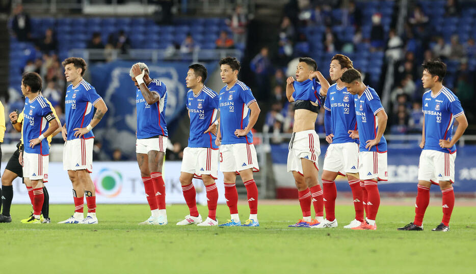 横浜対浦和　引き分けに終わり肩を落とす横浜の選手たち（撮影・宮地輝）