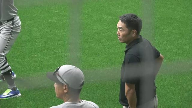 宮崎のフェニックスメンバーを見つめる巨人の阿部慎之助監督（撮影は8日）