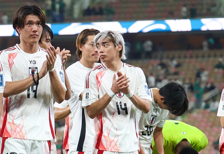 チームの2点目をアシストした伊東純也とゴールを決めた小川航基（左／写真◎Getty Images）