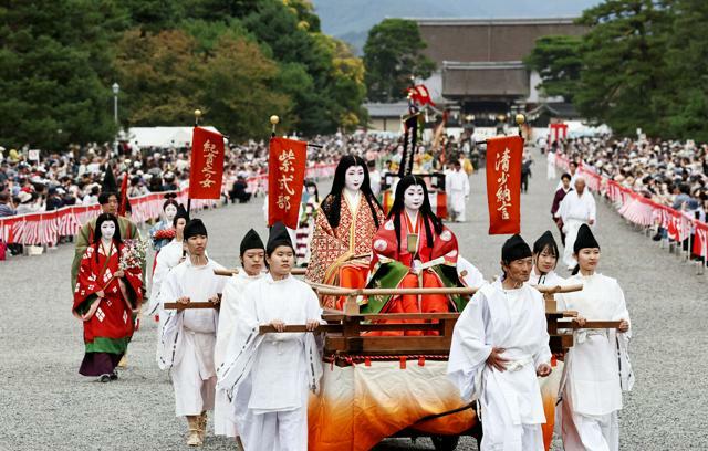 京都御苑を出発する着物を新調した清少納言（中央右）と紫式部（同左）に扮した参加者=2024年10月22日午後1時19分、京都市上京区、水野義則撮影