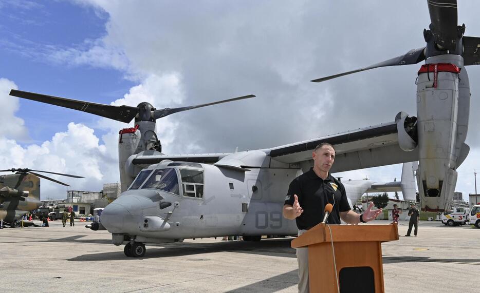 米海兵隊の輸送機オスプレイの前で取材に応じる、在沖縄米海兵隊普天間航空基地司令官のウィリアム・パカティー大佐＝5日午後、沖縄県宜野湾市の米軍普天間飛行場