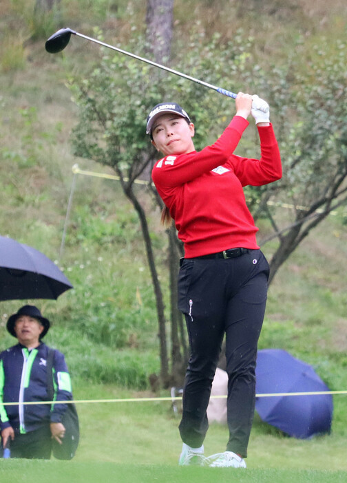 ＢＭＷ女子選手権第２ラウンド。ティーショットを放つ勝みなみ。悪天候の影響で一人もホールアウトできず、サスペンデッドとなった＝１８日、韓国・坡州