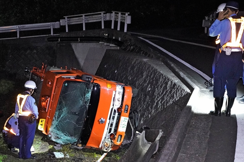 道路脇に転落した消防団の消防車＝３０日午後８時４５分、島根県川本町因原