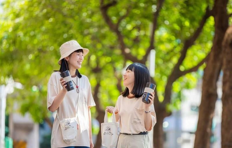 台湾セブン-イレブン（統一超商）は、コーヒーかすを素材に使用した帽子や衣服などを開発（同社提供）