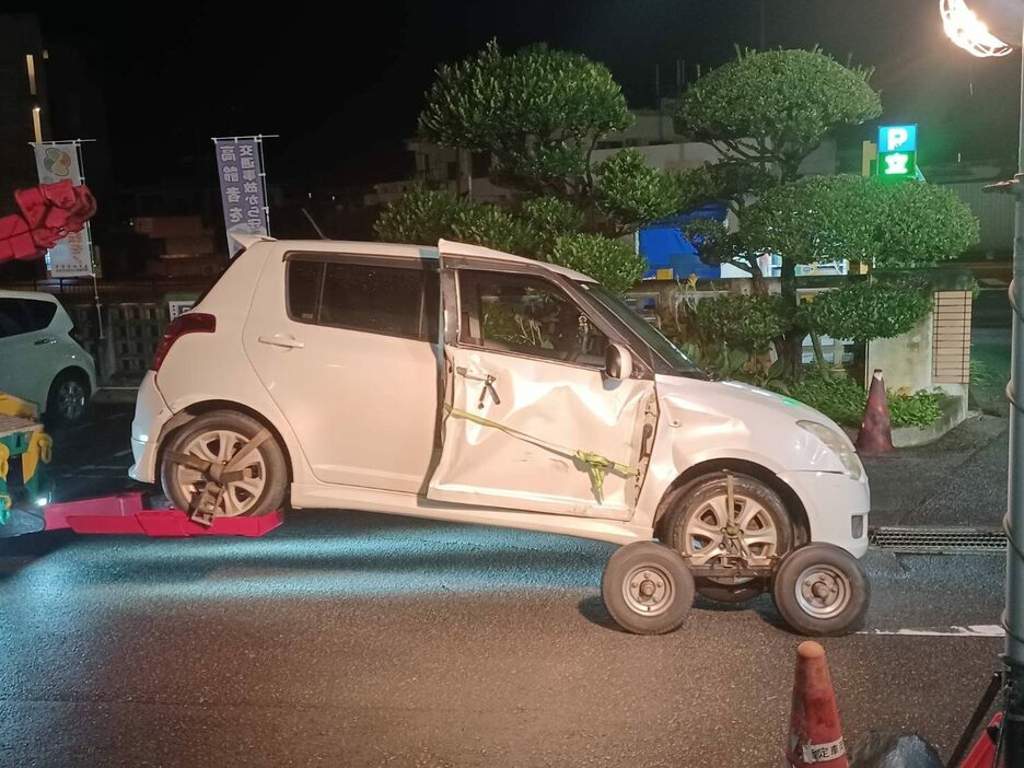 読谷村内の祭り会場付近に放置されていた車＝9月30日午前1時40分ごろ、嘉手納署