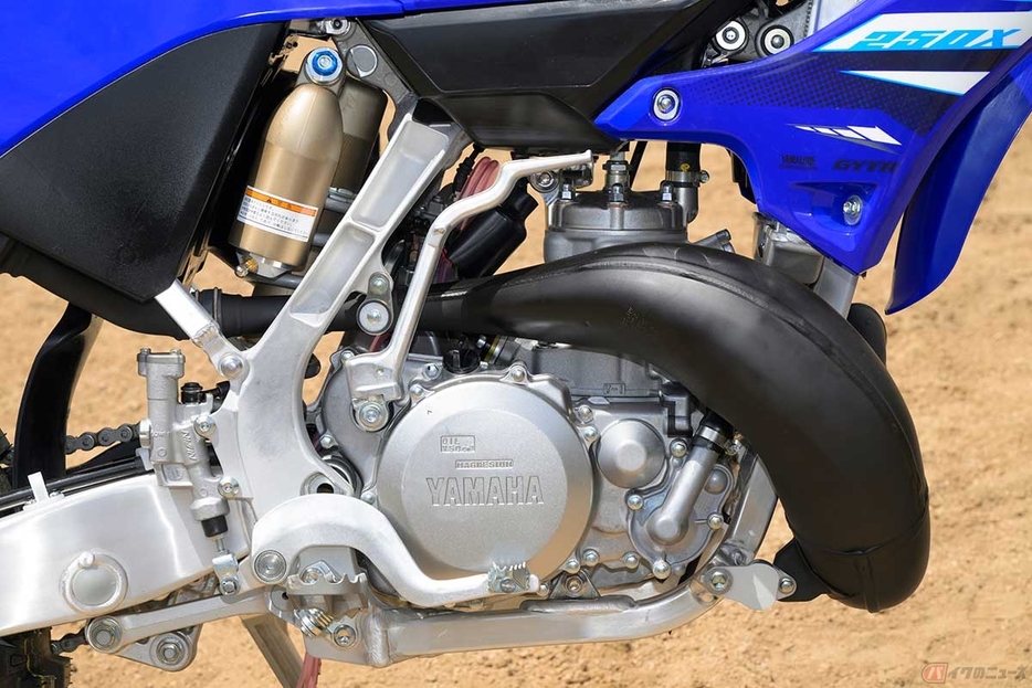 ヤマハ「YZ250X」（2025年型）が搭載する排気量249ccの水冷2ストローク単気筒エンジン。始動はキック式、燃料供給にはキャブレターを採用