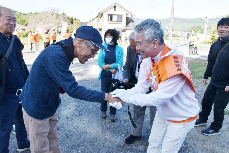 支持者と握手する木村候補