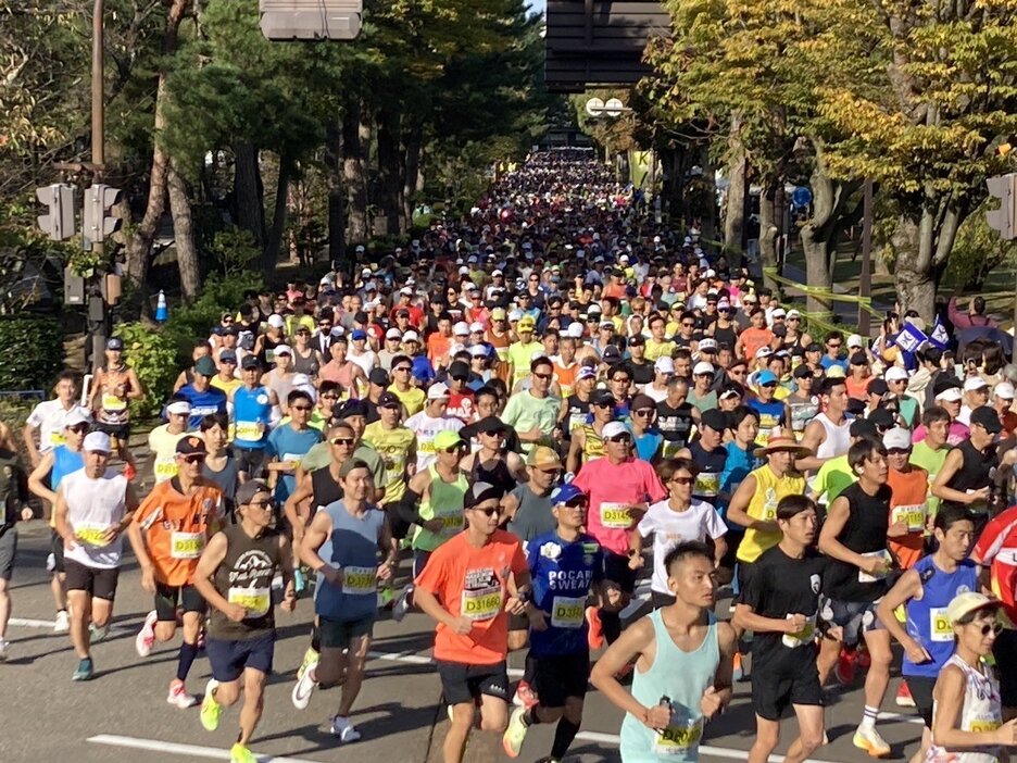 第１０回の節目を迎えた金沢マラソン。秋の城下町を駆け抜けるランナー＝金沢市内