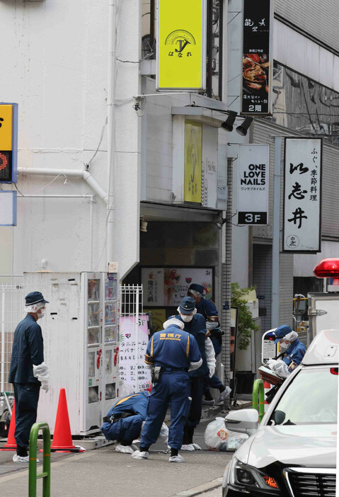 ２７日午前、東京都港区新橋の雑居ビル１階のガールズバーで１１０番があった。警視庁愛宕署員が駆け付けたところ、店員の谷沢優奈さん（１８）が客の男に刃物で首を刺されており、病院に運ばれたが死亡した。