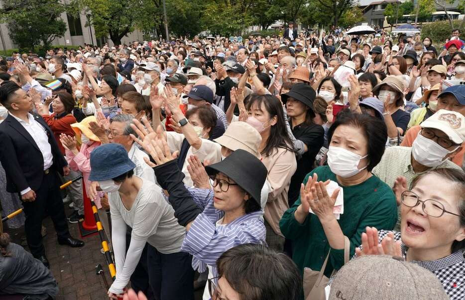 候補者の街頭演説を聞く人たち＝大阪市淀川区