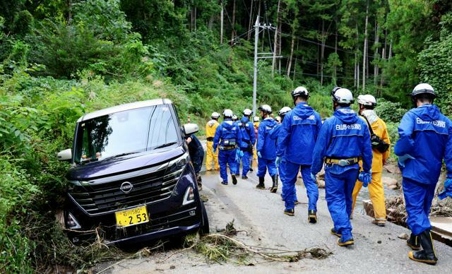 安否不明となっている中山美紀さんの車が発見された付近で捜索活動をする消防隊員たち=2024年9月24日午後3時9分、石川県能登町、有元愛美子撮影