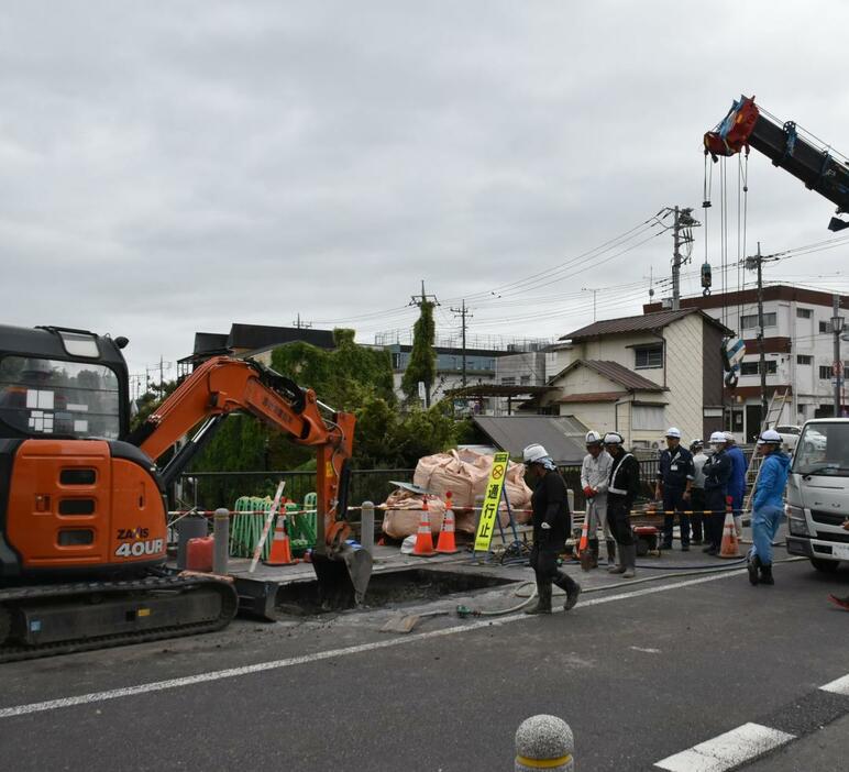 陥没し、復旧工事が進められている道路=水戸市大工町