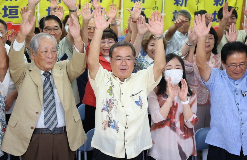 当選確実となり万歳する新垣邦男氏（中央手前）＝沖縄県宜野湾市で2024年10月27日午後8時1分、喜屋武真之介撮影