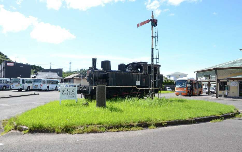 南薩鉄道時代の蒸気機関車が置かれ加世田駅の面影を残す加世田バスターミナル＝南さつま市加世田本町