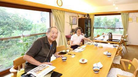 夕飯時には住人全員が集う、おでんせの食堂。右から理事長の小森祥子さんとオーナーの藤井康雄さん（撮影：尾形文繁）