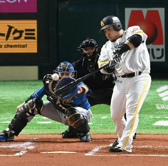 一回裏ソフトバンク2死一塁、山川は先制の適時二塁打を放つ=山本壮一郎撮影