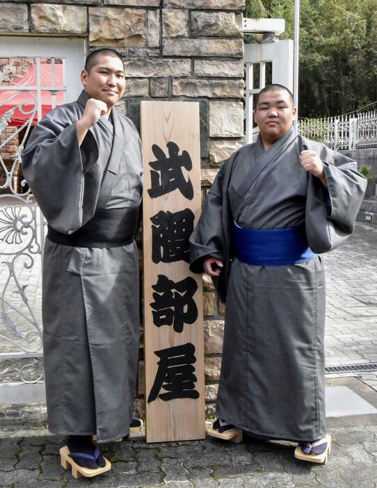 武隈部屋に入門した木村豪太（左）と宮崎虎之介＝30日、福岡県那珂川市の武隈部屋宿舎