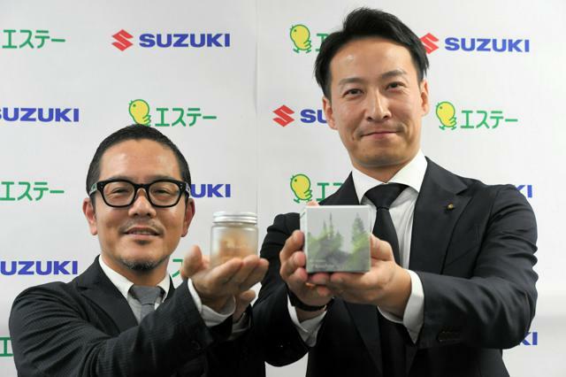 芳香剤を開発したスズキ（右）とエステーの担当者=2024年10月11日午後2時46分、東京都新宿区、松岡大将撮影