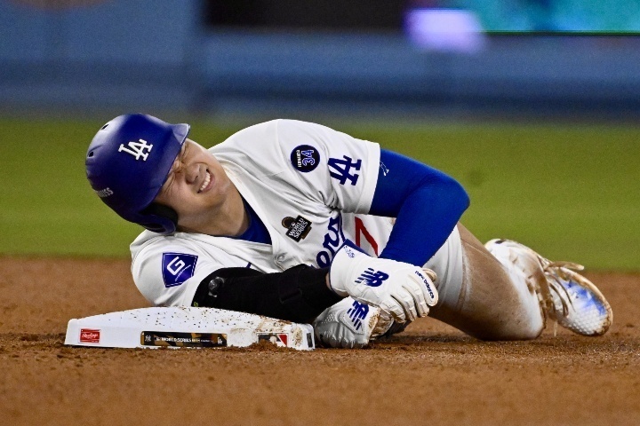 大谷は盗塁を試みた時に左肩を痛め、苦悶の表情を浮かべる。(C)Getty Images