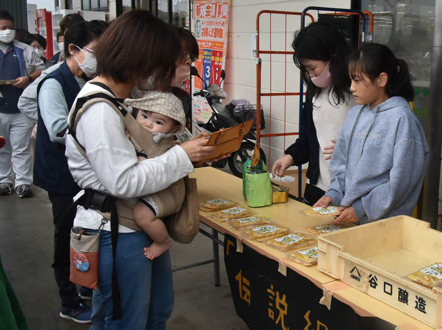 店頭でメンマを売る6年生