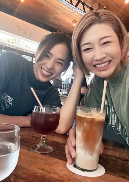 カフェでくつろぐ迫田さおりさん（左）と狩野舞子さん（スポーツビズ提供）