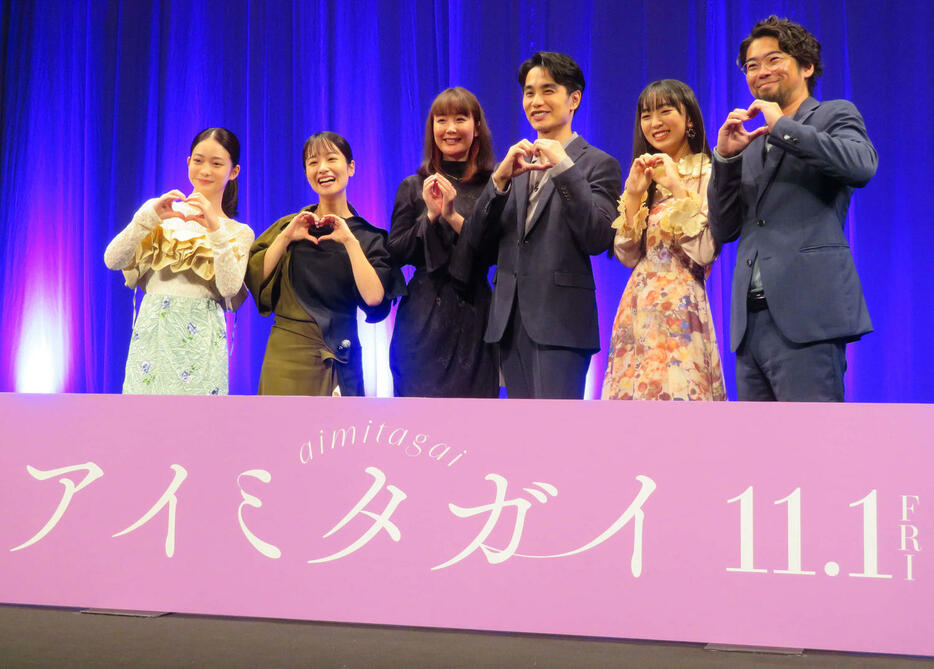 映画「アイミタガイ」完成披露試写会に登壇した、左から白鳥玉季、藤間爽子、黒木華、中村蒼、近藤華、草野翔吾監督（撮影・村上幸将）