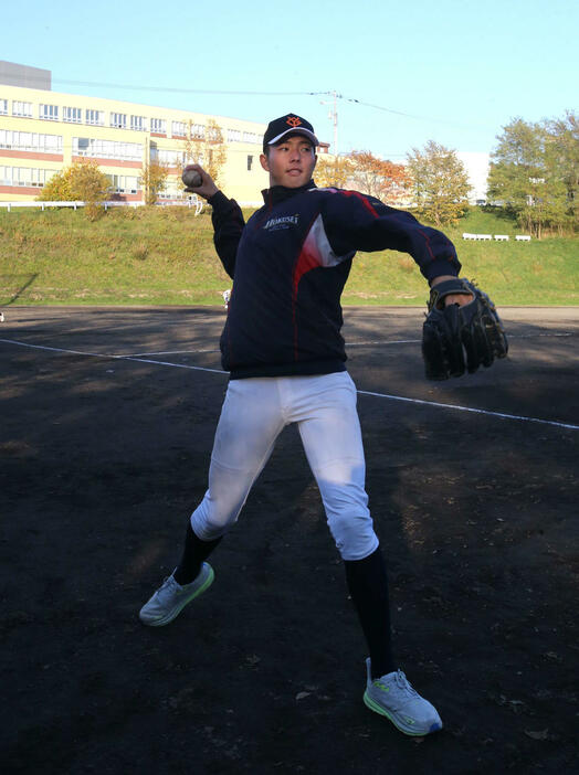 早速巨人の野球帽をかぶってキャッチボールする北星学園大付の石田投手（撮影・中島洋尚）