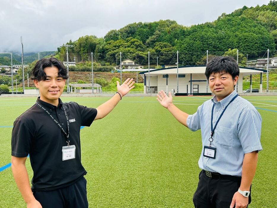 「山吹ほたるパーク」を紹介する遠山さん（左）と木下さん（右）