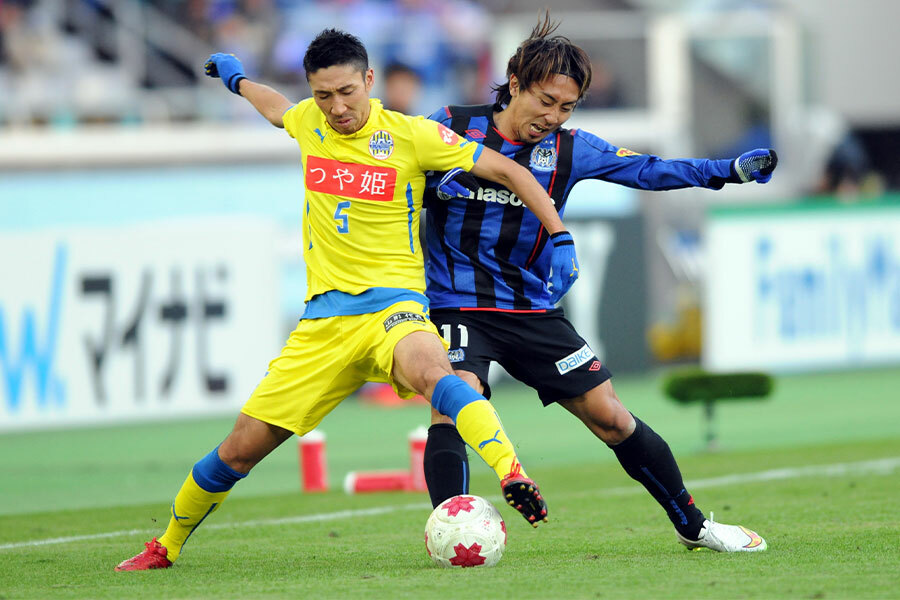 かつて山形でプレーをした舩津徹也氏（写真左）【写真：Getty Images】