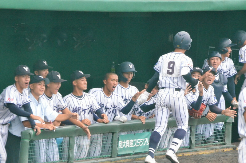 【柳ケ浦－育徳館】一回に先制し、喜ぶ柳ケ浦の選手たち＝大分市の別大興産スタジアムで2024年10月28日午前10時12分、藤田健志撮影