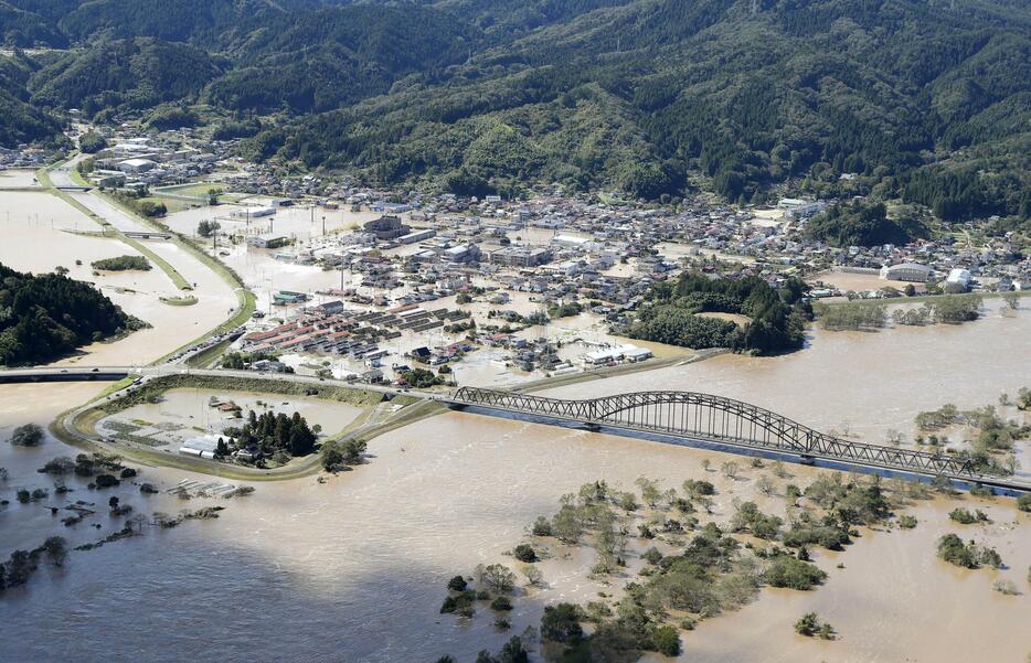 台風19号の影響で阿武隈川（手前）が氾濫し、冠水した宮城県丸森町の市街地＝2019年10月13日