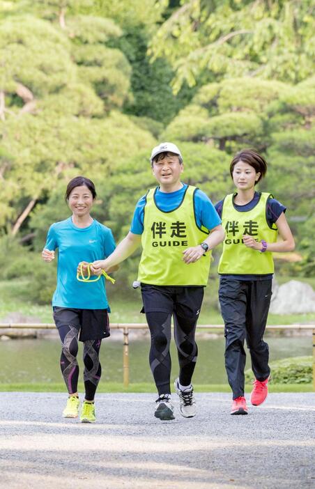 パラリンピック女子マラソンの道下美里さん（左）の伴走をされる天皇陛下＝2018年6月、東京・元赤坂の赤坂御用地（宮内庁提供）