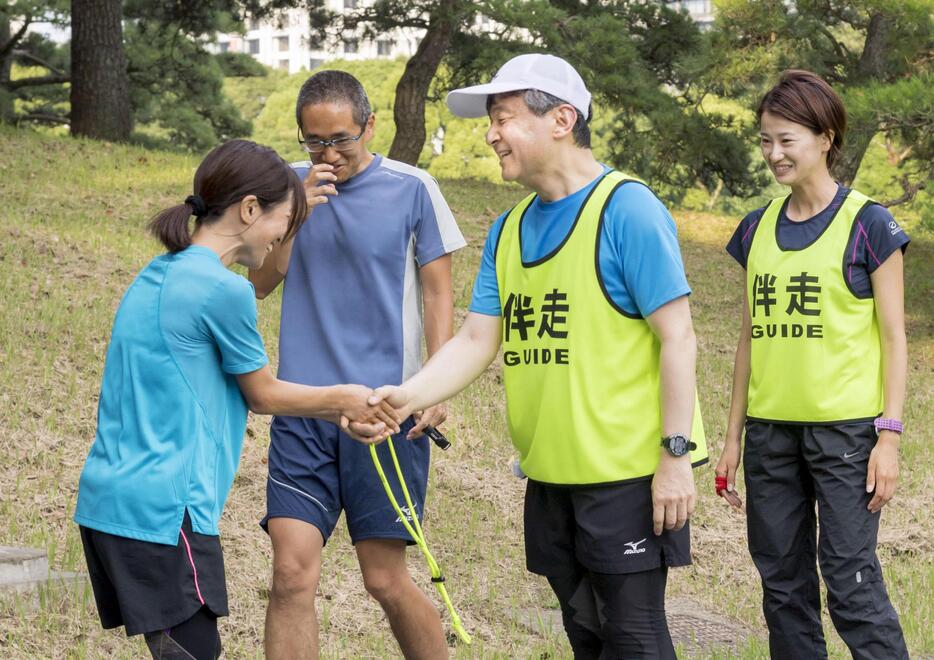 パラリンピック女子マラソンの道下美里さん（左端）の伴走後、握手される天皇陛下＝2018年6月、東京・元赤坂の赤坂御用地（宮内庁提供）