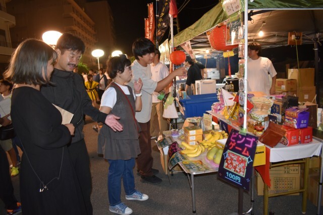 台湾物産が並ぶ出店で品定めをする来場者＝東伊豆町の熱川海岸通り