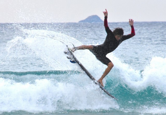 華麗なライディングを披露する選手＝下田市吉佐美の多々戸浜海岸