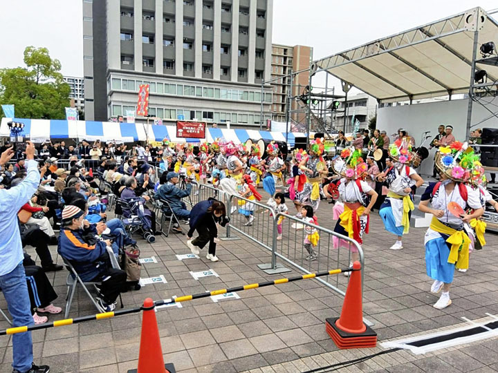 会場ではねぶた囃子に合わせた踊りなどが披露された＝26日午後、東京都中野区