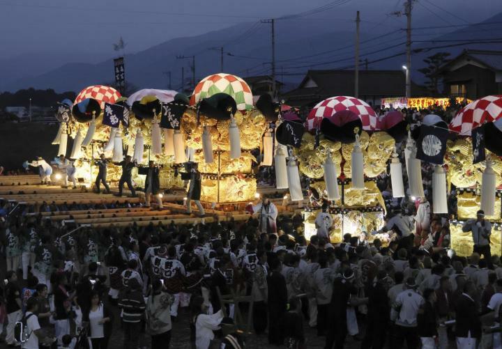 飯積神社前の河原で差し上げを披露する太鼓台＝17日午後5時40分ごろ、西条市下島山