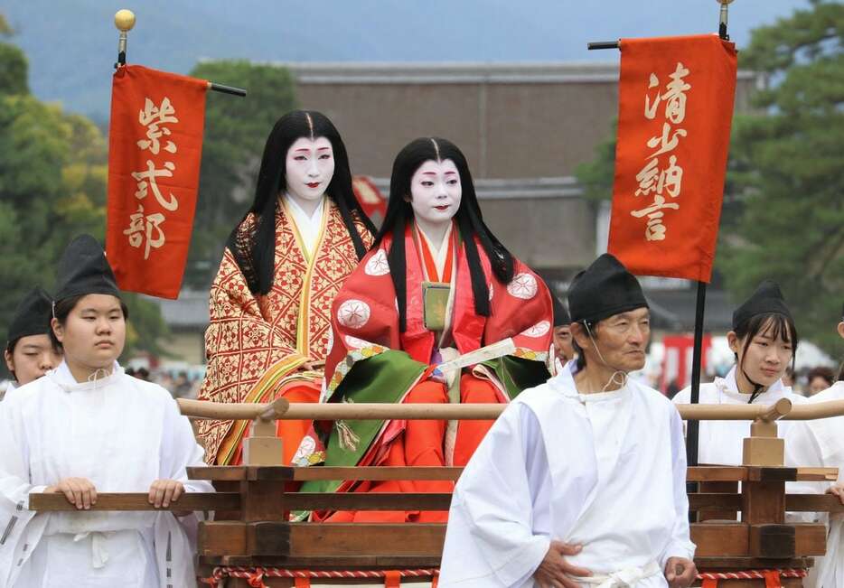 清少納言にふんしたもみ福さん（右）と紫式部にふんした珠雪さん＝22日、京都市上京区