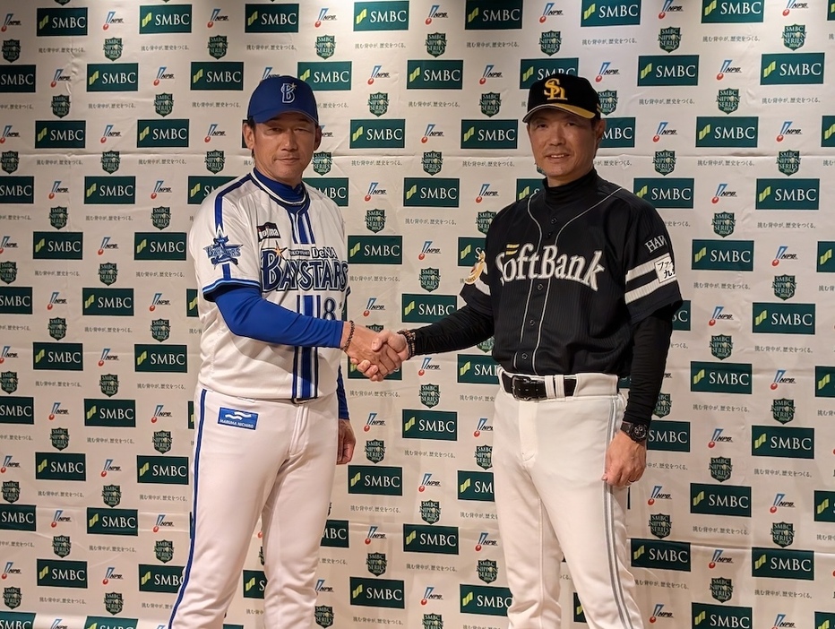 日本シリーズ監督会議後のDeNA・三浦大輔監督（左）とソフトバンク・小久保裕紀監督（右）［撮影＝ニッポン放送アナウンサー・洗川雄司］