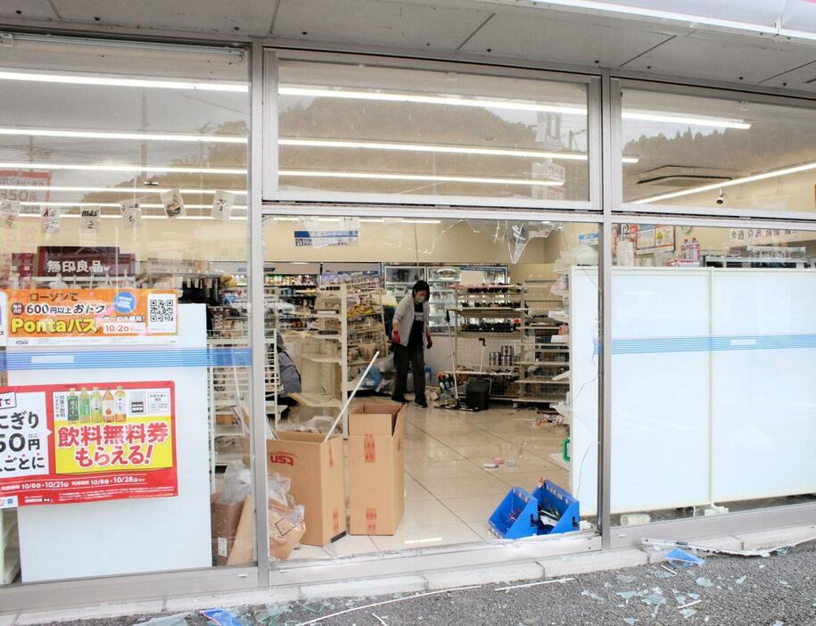 ガラス壁の下部が大破したコンビニ店＝丹波篠山市東岡屋