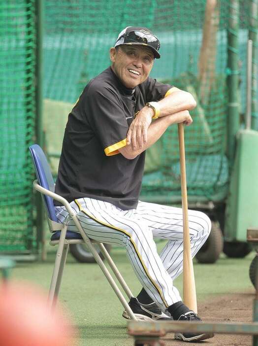 全体練習でシート打撃を見守る阪神・岡田彰布監督　＝甲子園球場（撮影・根本成）