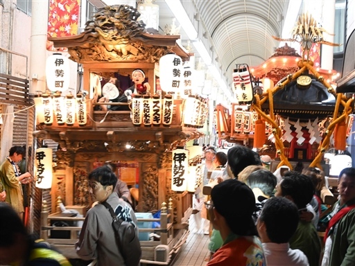 山車や神輿が集結した「伊東温泉さんやれ祭り」＝伊東市