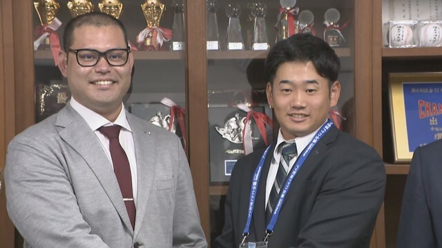 岩見雅紀 担当スカウト（左）と徳山一翔 投手（右）