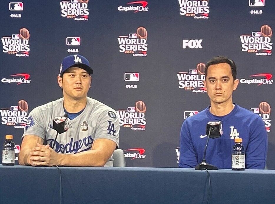 会見に出席した大谷翔平（左）（カメラ・中村　晃大）