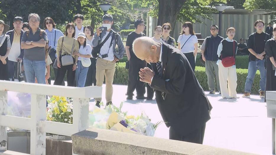 日本被団協がノーベル平和賞受賞決定を原爆慰霊碑に報告　広島市