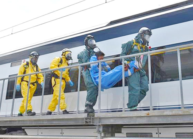 京成電鉄と北総鉄道によるテロを想定した合同訓練で負傷者を運ぶ印西地区消防組合の隊員＝印西市の北総鉄道印旛車両基地