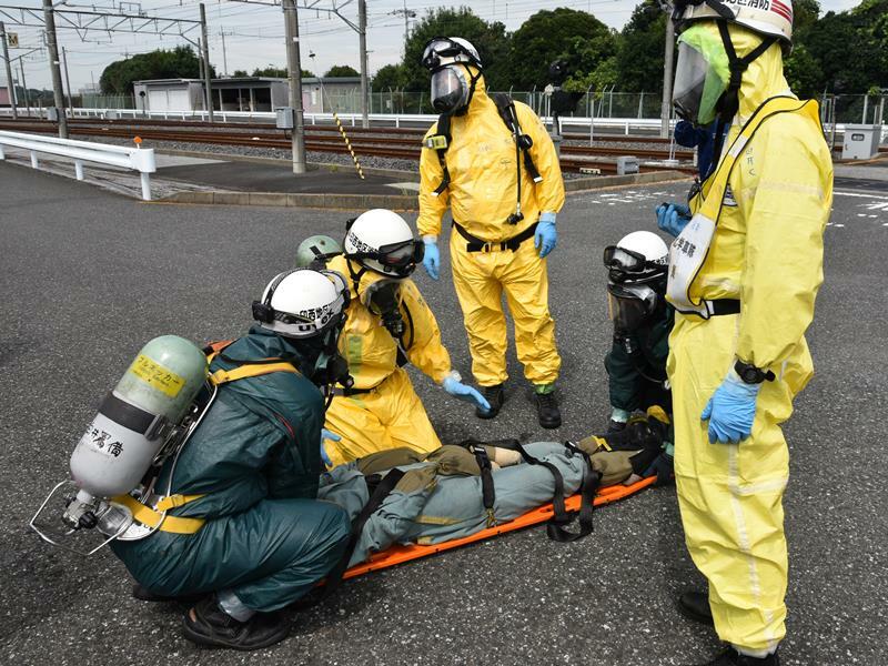 京成電鉄と北総鉄道によるテロを想定した合同訓練で負傷者を運ぶ印西地区消防組合の隊員＝印西市の北総鉄道印旛車両基地